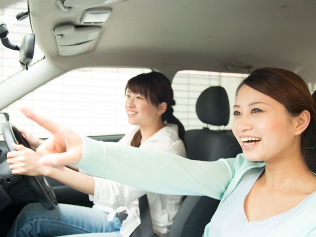 車内で指差しをする女性